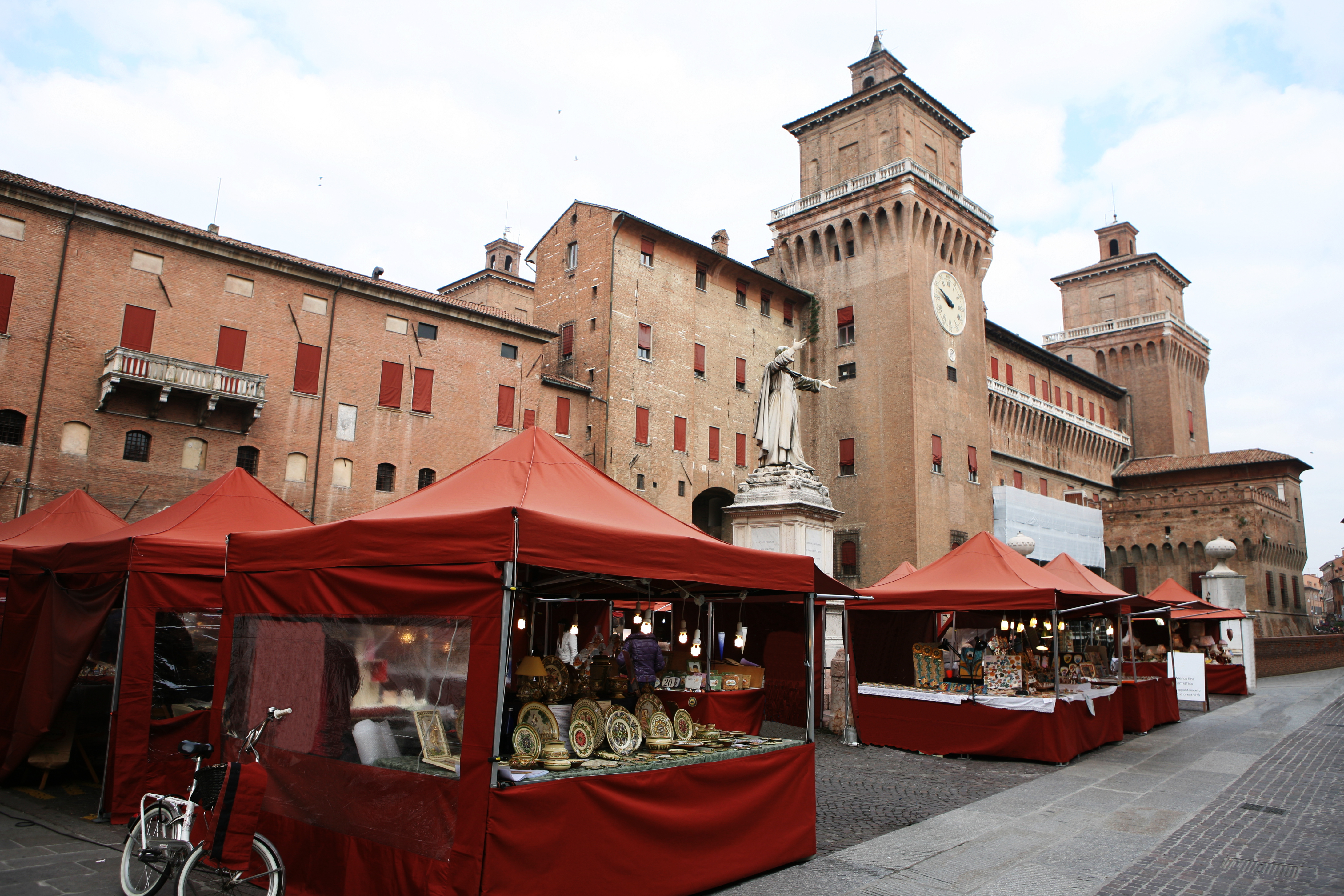 Ferrara antikmarknad och gammaldags föremål - Bertazzoni